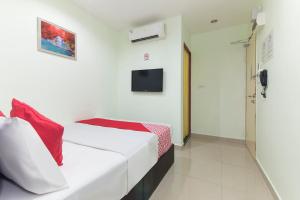 a hotel room with two beds and a tv at OYO 444 KL Empire Hotel in Subang Jaya