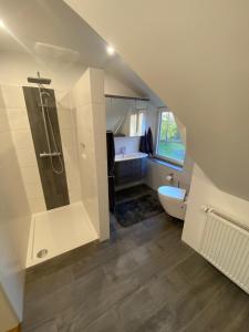 Koupelna v ubytování Monteurwohnung zur Schilfkante + 5 fotografií