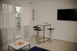 salon z telewizorem i stołem w obiekcie BujRoom apartments w Sarajewie