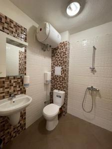 A bathroom at Colonel apartment 938