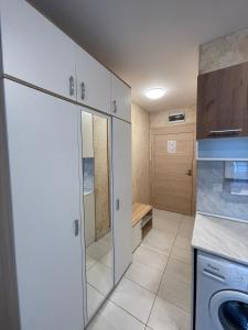 A kitchen or kitchenette at Colonel apartment 938