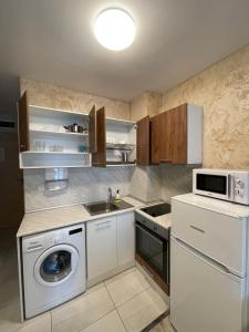 A kitchen or kitchenette at Colonel apartment 938