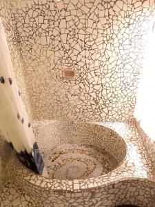 a bathroom with a ceiling with a mosaic floor at Bangalôs da Aldeia Caraiva in Caraíva