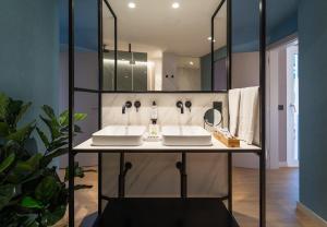 a bathroom with two sinks and a mirror at Hotel Taburiente S.C.Tenerife in Santa Cruz de Tenerife