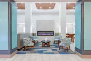 - une salle d'attente avec des chaises et une cheminée dans l'établissement Holiday Inn Express & Suites Williamsburg, an IHG Hotel, à Williamsburg