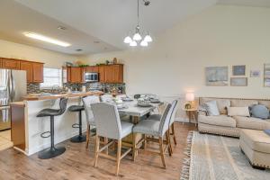 cocina y sala de estar con mesa y sillas en Myrtle Beach Condo with Large Balcony and Pool Access, en Myrtle Beach