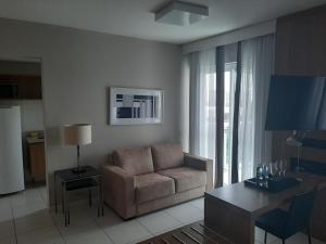 sala de estar con sofá y mesa en Residence Inn By Rio Stay, en Río de Janeiro