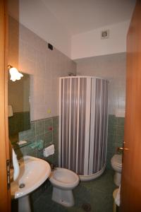 A bathroom at Hotel La Scogliera