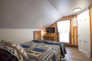 a bedroom with a bed and a tv in it at Charleys Cabin in Nashville