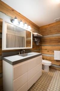 Ένα μπάνιο στο Lorettas Cabin +20 φωτογραφίες