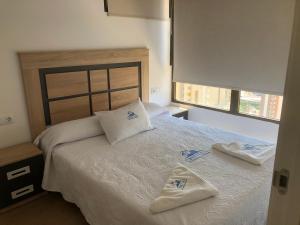 1 dormitorio con 1 cama con 2 toallas en El Apartamento de Cristian 3 en Benidorm
