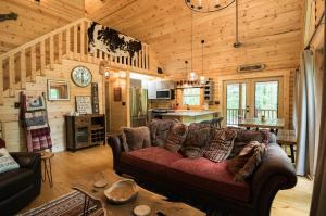 Η κουζίνα ή μικρή κουζίνα στο Brown County Log Cabin