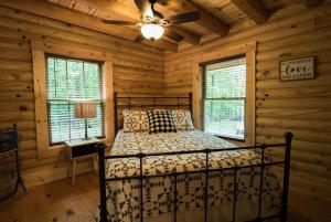 Ένα ή περισσότερα κρεβάτια σε δωμάτιο στο Brown County Log Cabin