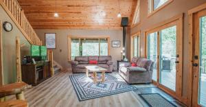 Ein Sitzbereich in der Unterkunft Paradise View Log Cabin