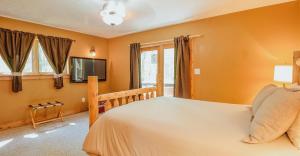 Ein Bett oder Betten in einem Zimmer der Unterkunft Paradise View Log Cabin