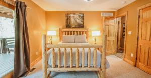 Ein Bett oder Betten in einem Zimmer der Unterkunft Paradise View Log Cabin