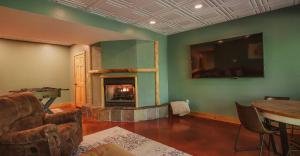ein Wohnzimmer mit Kamin und Tisch in der Unterkunft Paradise View Log Cabin in Nashville