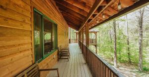 Ein Balkon oder eine Terrasse in der Unterkunft Paradise View Log Cabin
