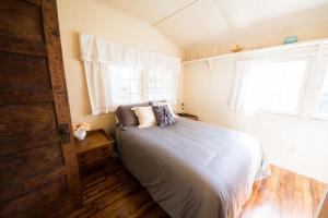 um quarto com uma cama e uma janela em Artist Lane Cottage em Nashville