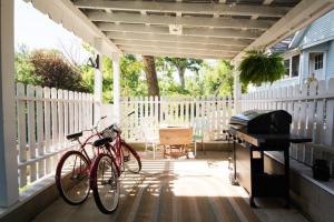 uma bicicleta estacionada num alpendre ao lado de um piano em Artist Lane Cottage em Nashville