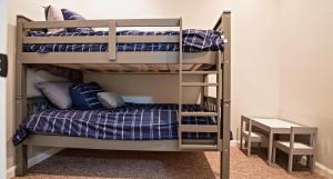 a bunk bed room with two bunk beds in a room at The Loft By Moondance in Nashville