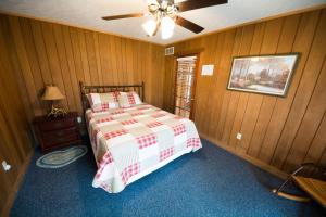 En eller flere senge i et værelse på Grand Cabin