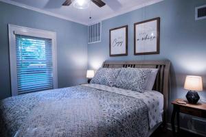 En eller flere senge i et værelse på Brown County Cottage