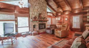 Χώρος καθιστικού στο Redwood Lake Cabin