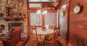 Χώρος καθιστικού στο Redwood Lake Cabin +15 φωτογραφίες