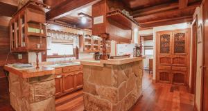Η κουζίνα ή μικρή κουζίνα στο Redwood Lake Cabin