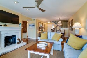 sala de estar con sofás azules y chimenea en 1902 Bohicket Marina, en Seabrook Island