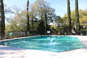 una piscina en un patio con árboles en 1902 Bohicket Marina, en Seabrook Island