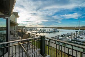 Una vista de un puerto deportivo con barcos en el agua. en 1902 Bohicket Marina, en Seabrook Island