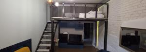 Etagenbett in einem Zimmer mit einer Leiter in der Unterkunft Apartament Antresola Drzewna in Zielona Góra