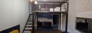 Μια τηλεόραση ή/και κέντρο ψυχαγωγίας στο Apartament Antresola Drzewna
