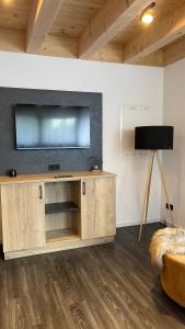 Telewizja i/lub zestaw kina domowego w obiekcie Mountain Moments Tannheim - Familie Weber