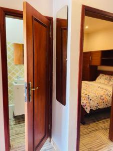 una puerta abierta a un dormitorio con cama en AS Guest House en Libreville