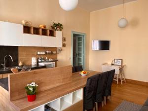 uma cozinha e sala de jantar com um grande balcão de madeira em Appartamento centro storico Cagliari - Alter Nos house em Cagliari