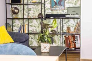 una sala de estar con una planta en un estante de libros en The Clock Tower Apartment, en Jaén