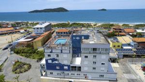 an aerial view of a building next to the ocean at Hotel Bandeirantes da Barra in Balneario Barra do Sul