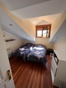 1 dormitorio con 1 cama grande en el ático en Corazón de Salamanca (super céntrico), en Salamanca