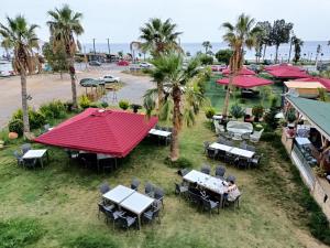 einen Blick über ein Restaurant mit Tischen und Stühlen in der Unterkunft White Country Boutique Hotel in Antalya