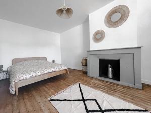 Ένα ή περισσότερα κρεβάτια σε δωμάτιο στο Maison de charme, grand SPA JACUZZI, WIFI Fibre & Netflix