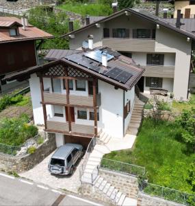 een luchtzicht op een huis met zonnepanelen op het dak bij Chalet Migazzi - mansarda in Cogolo