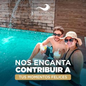 dos personas sentadas en el agua en una piscina en Hotel Barlovento, en Cartagena de Indias