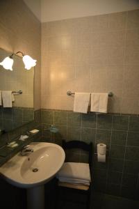 A bathroom at Hotel La Scogliera Még 15 kép