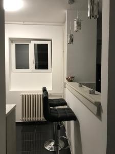 uno sgabello nero in cucina con bancone di Apartman Oler a Smederevo