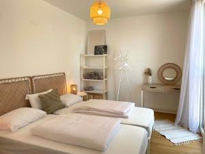 Postel nebo postele na pokoji v ubytování Urban Oasis: Stylische Wohnung