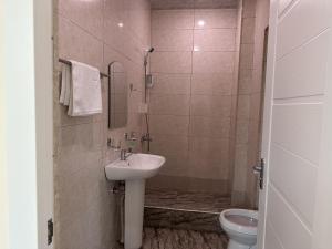 Hotel X的一间浴室