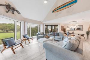 シーブルック・アイランドにある758 Spinnaker Beach Houseのソファと椅子のあるリビングルーム